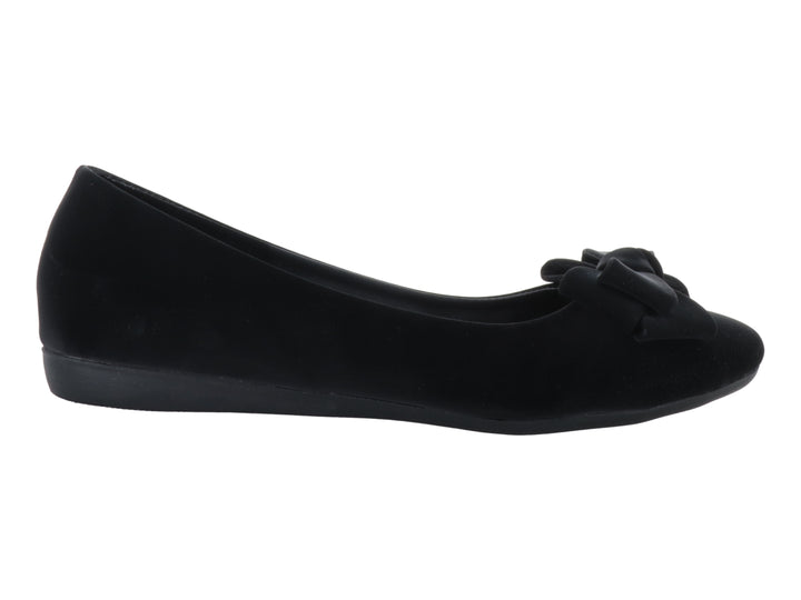 Zapato plano color negro para niña con detalle de moño en la parte frontal.