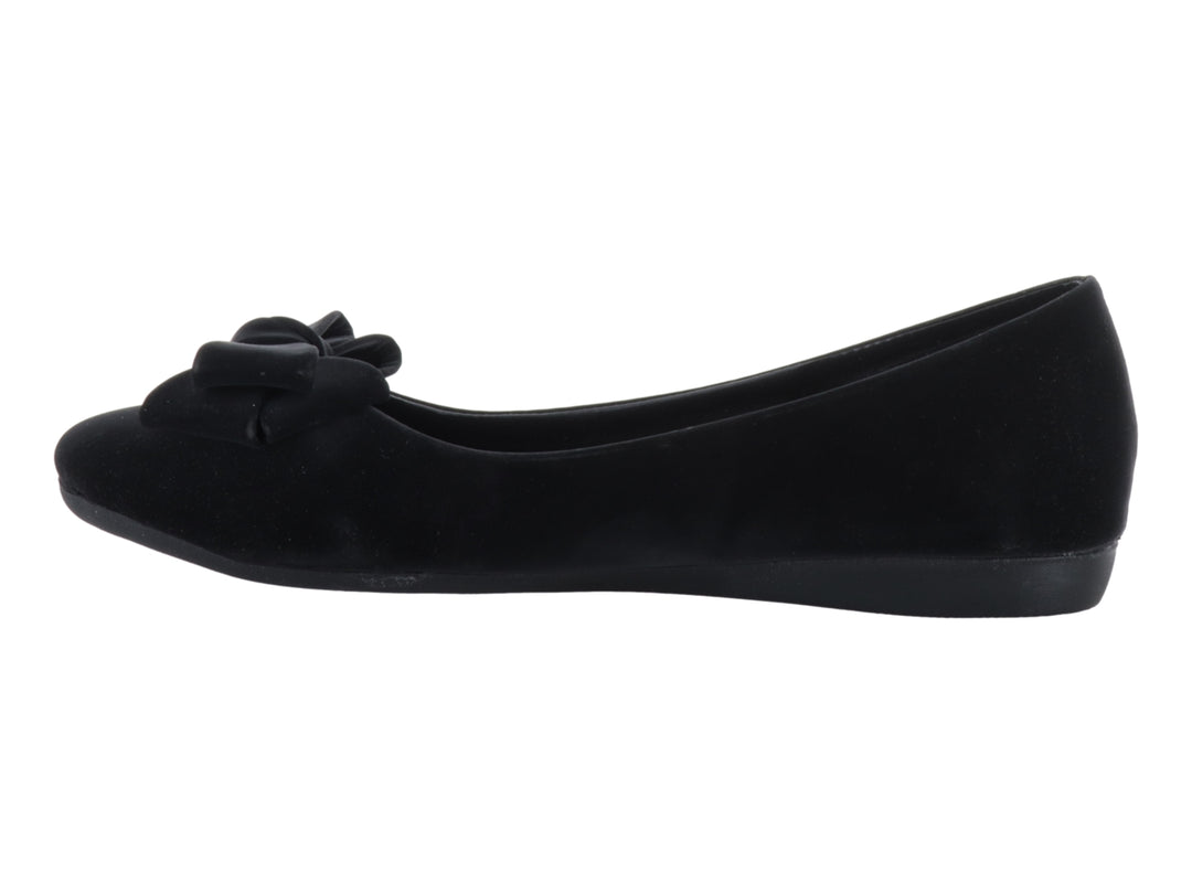 Zapato plano color negro para niña con detalle de moño en la parte frontal.