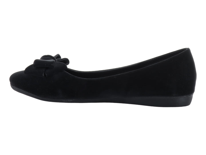 Zapato plano color negro para niña con detalle de moño en la parte frontal.