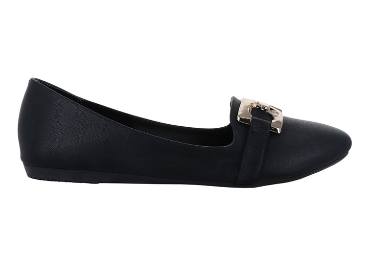 Zapato plano color negro con hebilla dorada decorativa en la parte superior.
