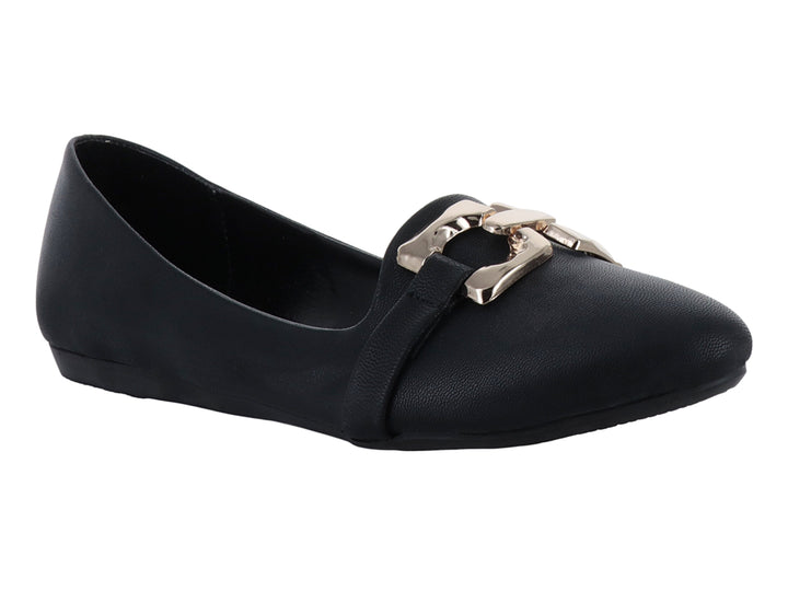 Zapato plano color negro con hebilla dorada decorativa en la parte superior.