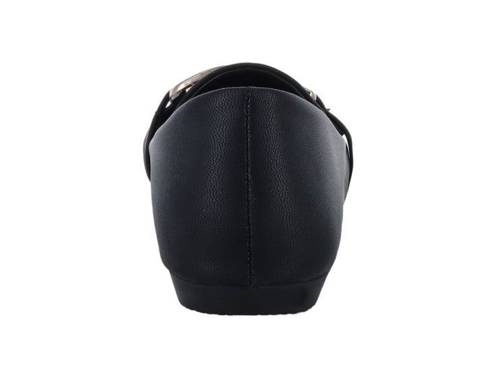 Zapato plano color negro con hebilla dorada decorativa en la parte superior.