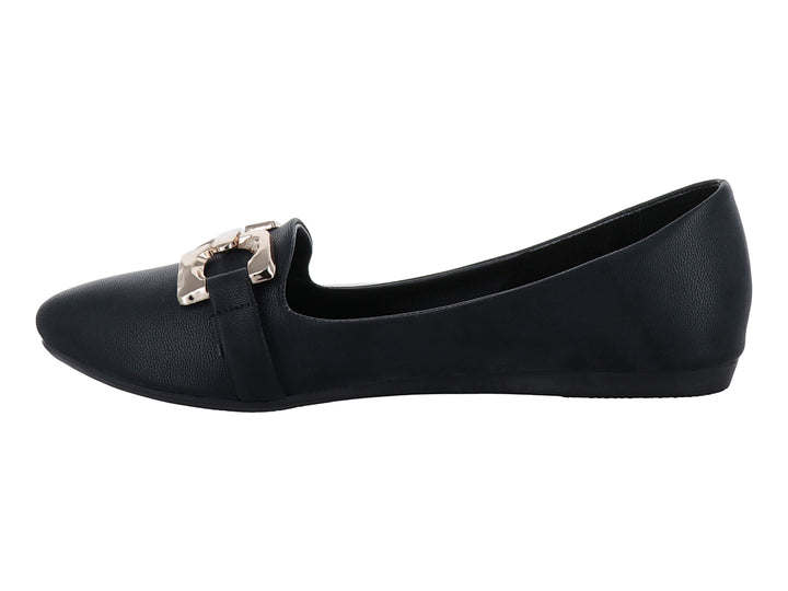 Zapato plano color negro con hebilla dorada decorativa en la parte superior.