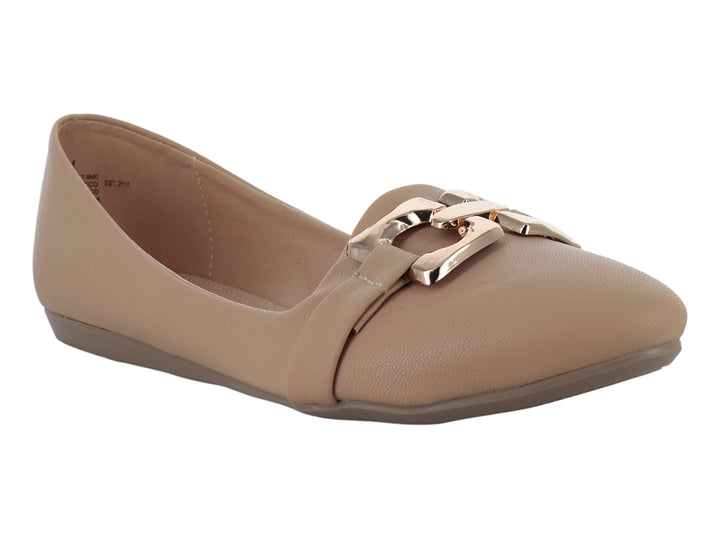 Zapato plano color beige con adorno de cadena dorada en la parte superior.