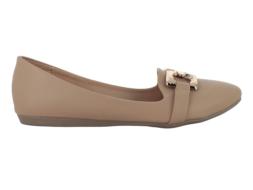 Zapato plano color beige con adorno de cadena dorada en la parte superior.