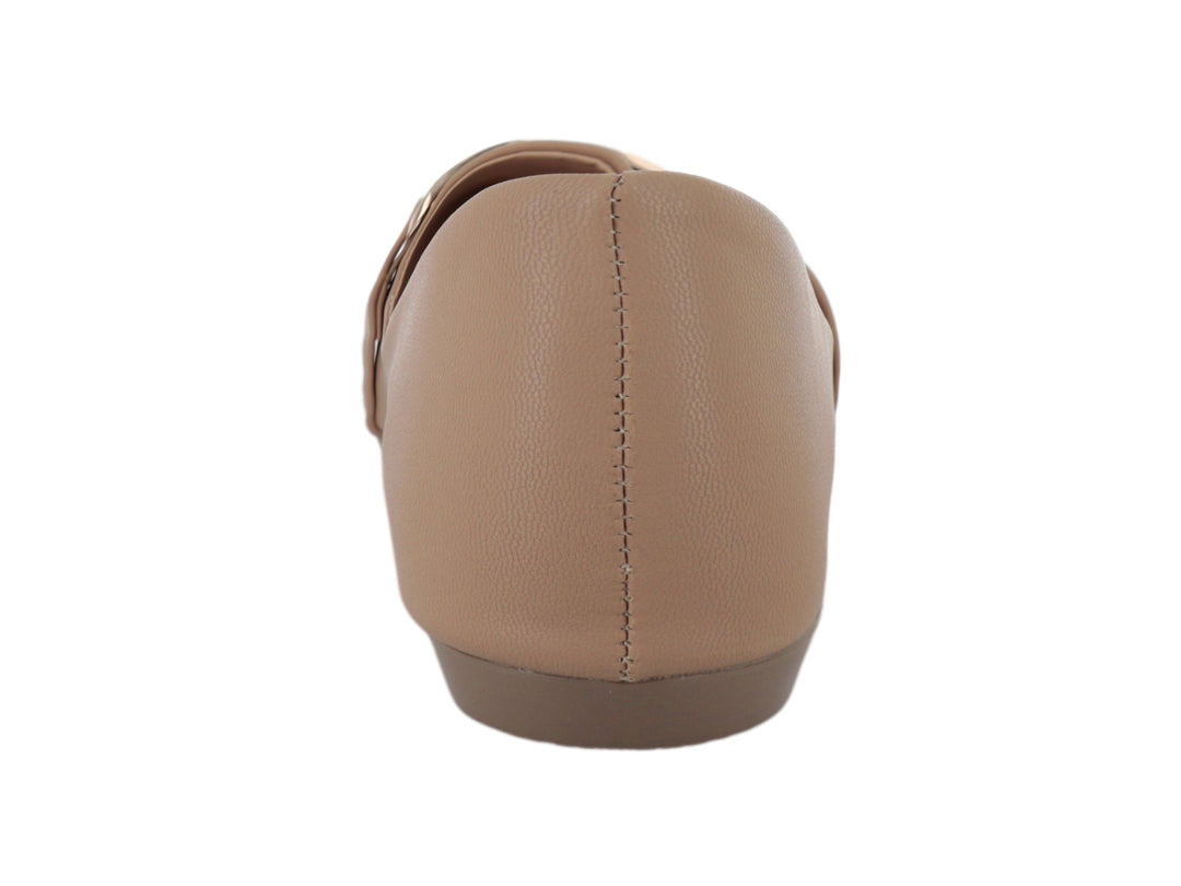 Zapato plano color beige con adorno de cadena dorada en la parte superior.