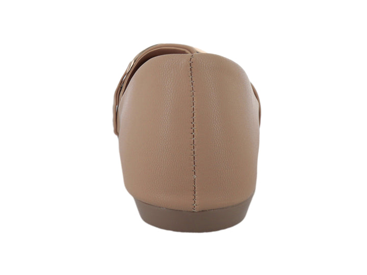 Zapato plano color beige con adorno de cadena dorada en la parte superior.