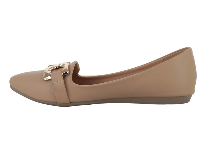 Zapato plano color beige con adorno de cadena dorada en la parte superior.