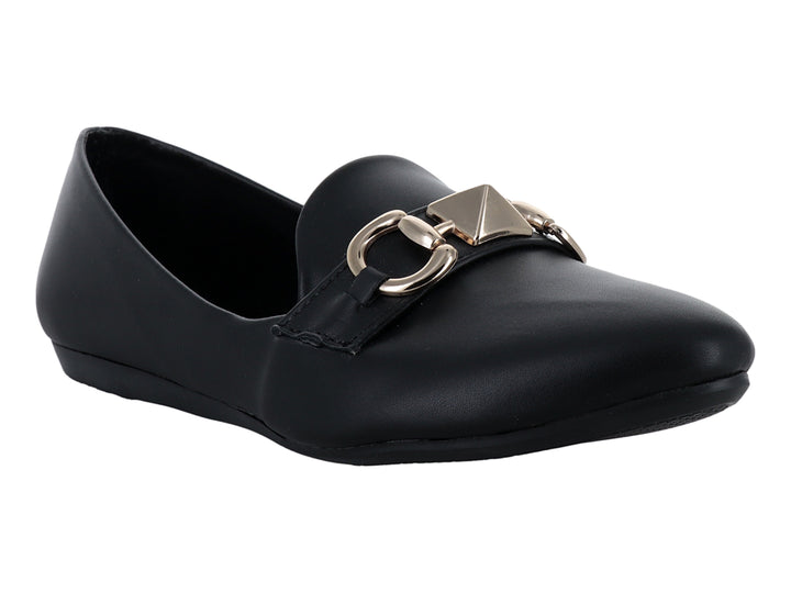 Zapato plano color negro con detalle metálico dorado en la parte superior.
