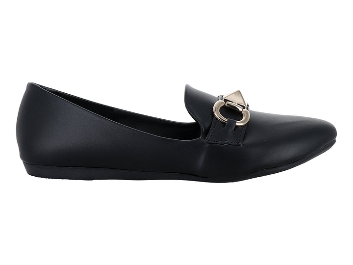 Zapato plano color negro con detalle metálico dorado en la parte superior.