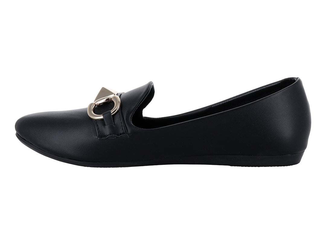Zapato plano color negro con detalle metálico dorado en la parte superior.