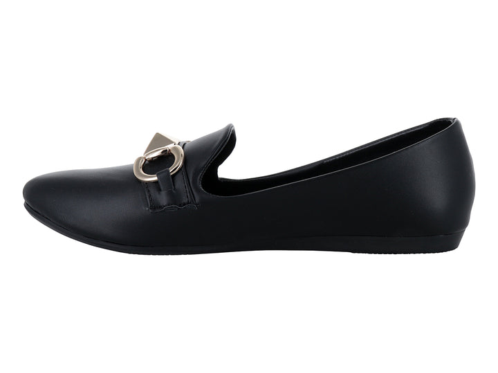 Zapato plano color negro con detalle metálico dorado en la parte superior.