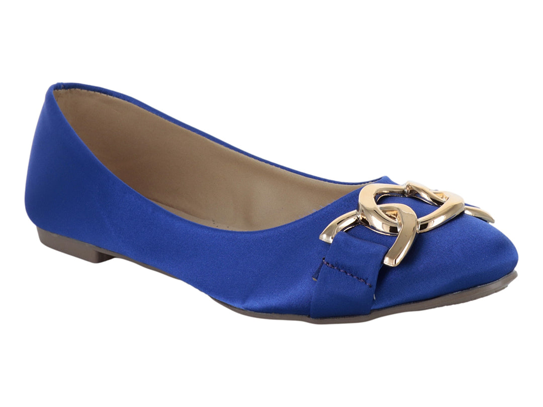 Zapato plano color azul rey con adorno de cadena dorada en la parte frontal.