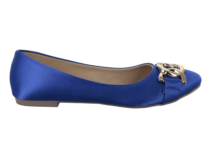 Zapato plano color azul rey con adorno de cadena dorada en la parte frontal.