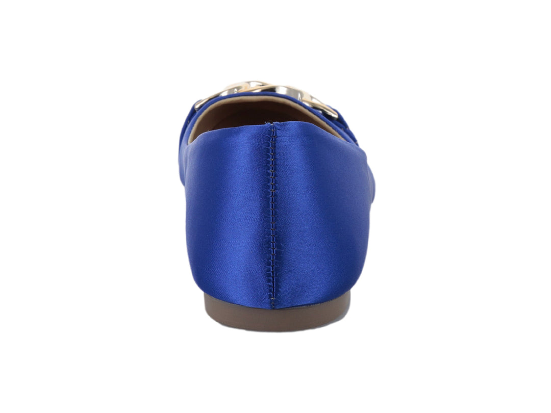 Zapato plano color azul rey con adorno de cadena dorada en la parte frontal.