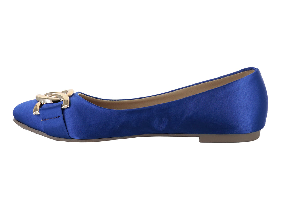 Zapato plano color azul rey con adorno de cadena dorada en la parte frontal.