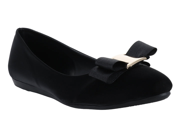 Zapato plano negro con moño y hebilla dorada.