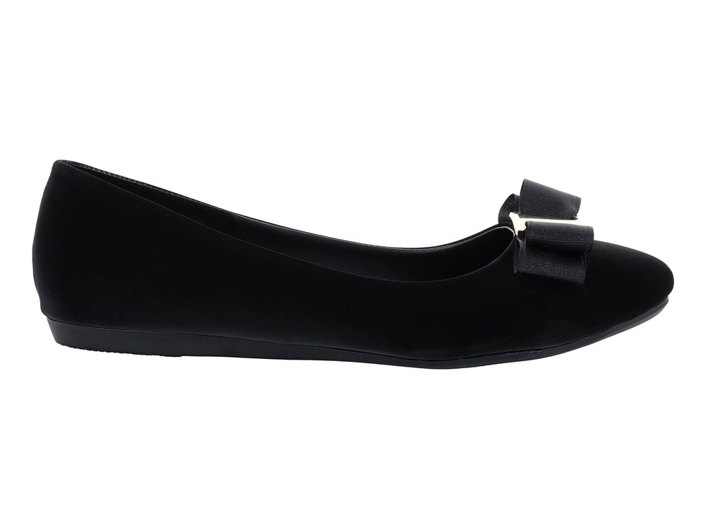 Zapato plano negro con moño y hebilla dorada.