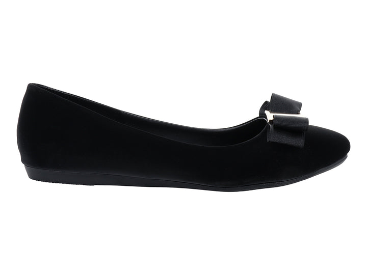Zapato plano negro con moño y hebilla dorada.