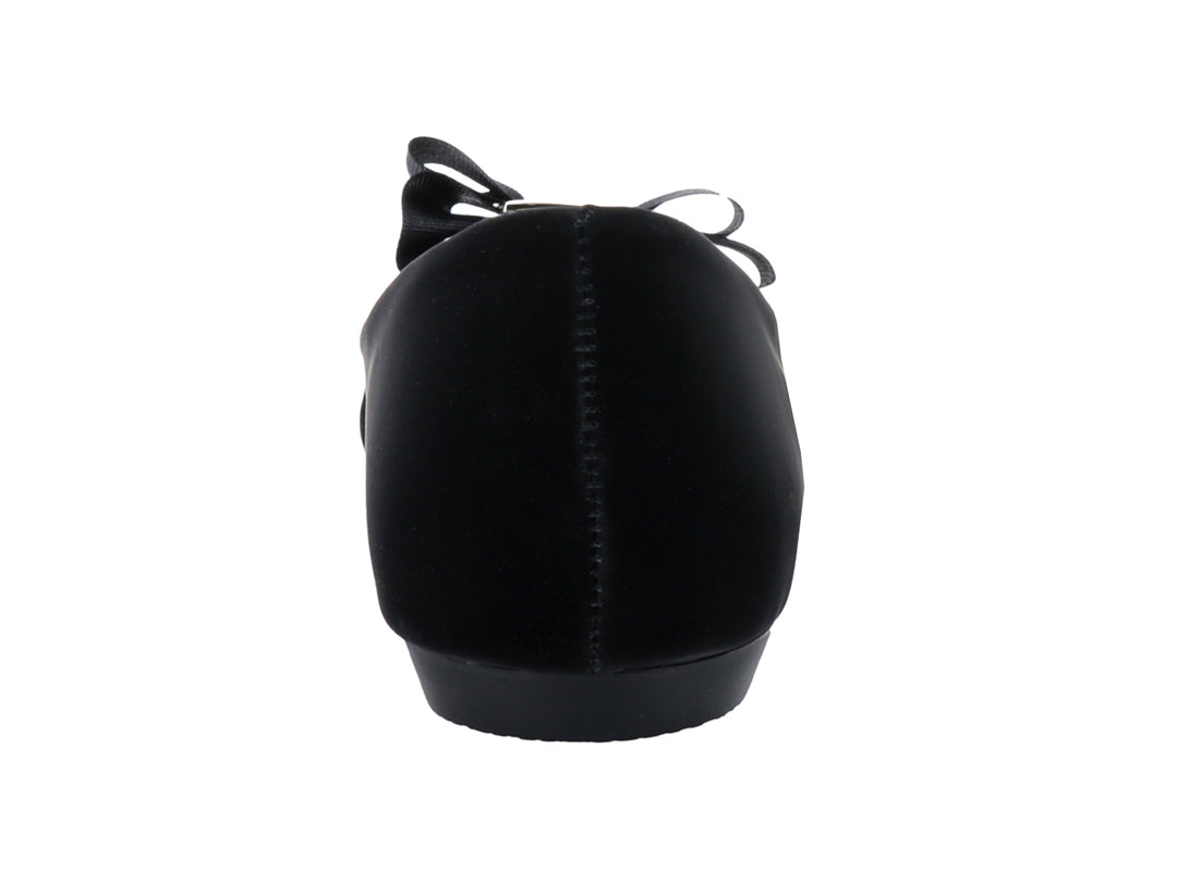 Zapato plano negro con moño y hebilla dorada.