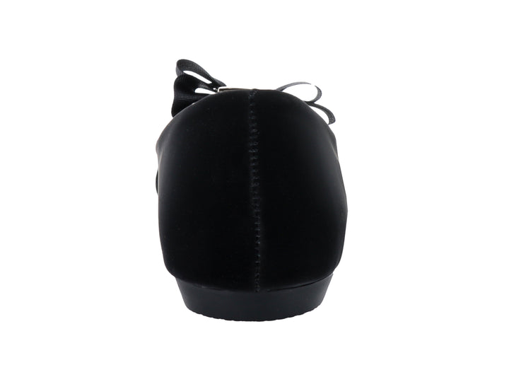 Zapato plano negro con moño y hebilla dorada.