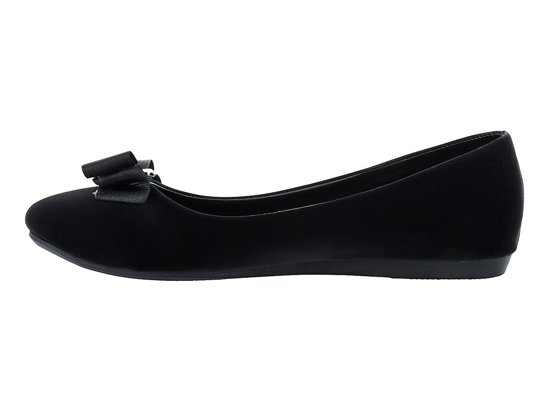 Zapato plano negro con moño y hebilla dorada.