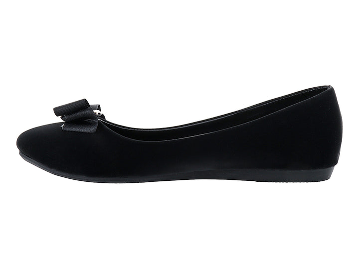 Zapato plano negro con moño y hebilla dorada.