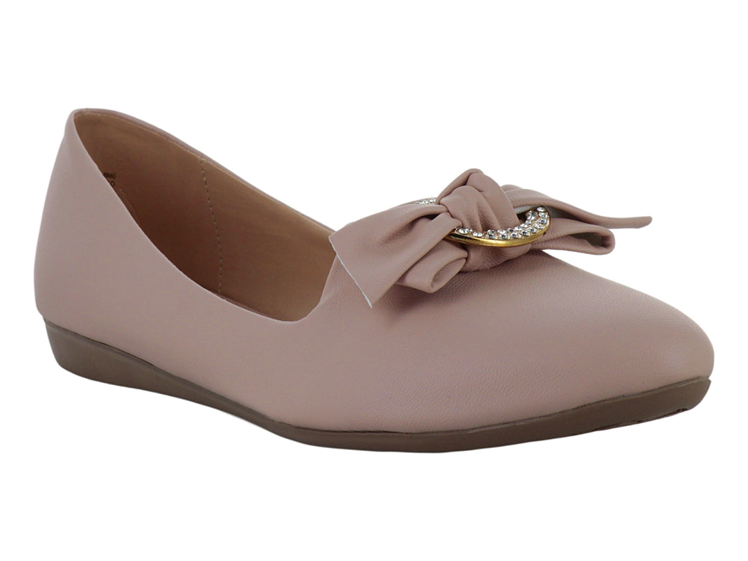 Zapato plano color beige con moño y hebilla dorada en la parte superior.