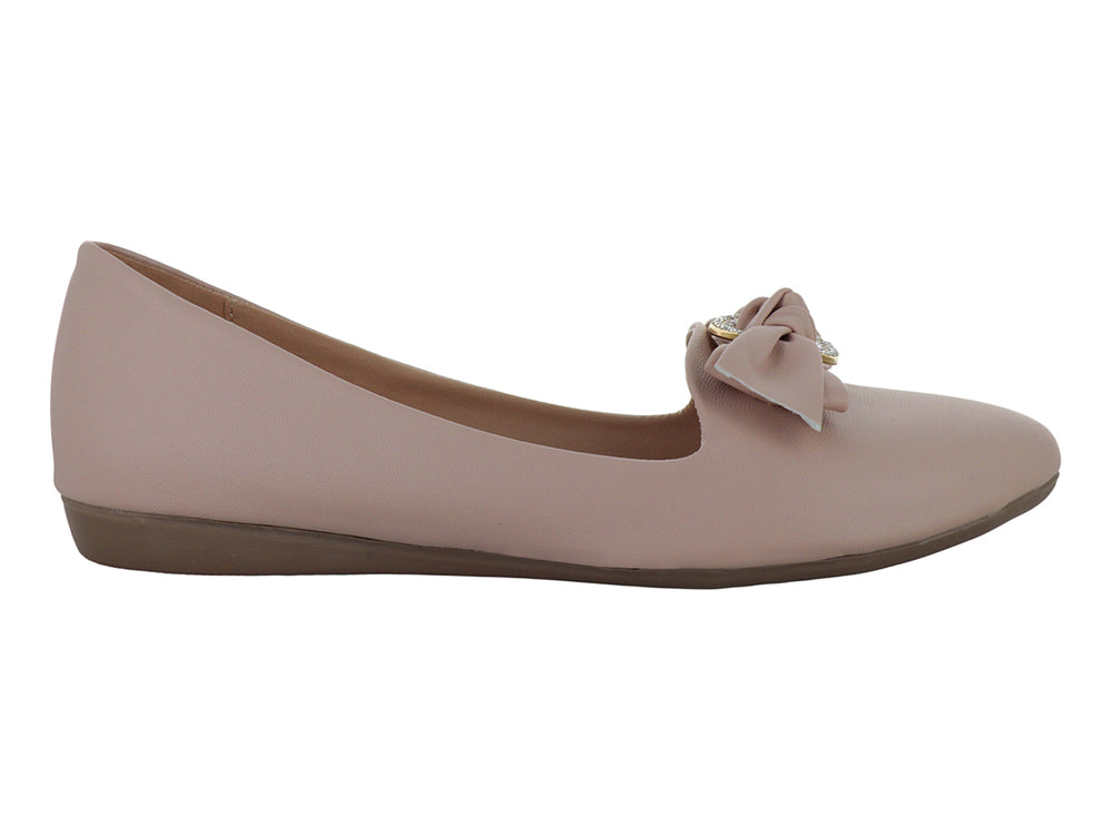 Zapato plano color beige con moño y hebilla dorada en la parte superior.