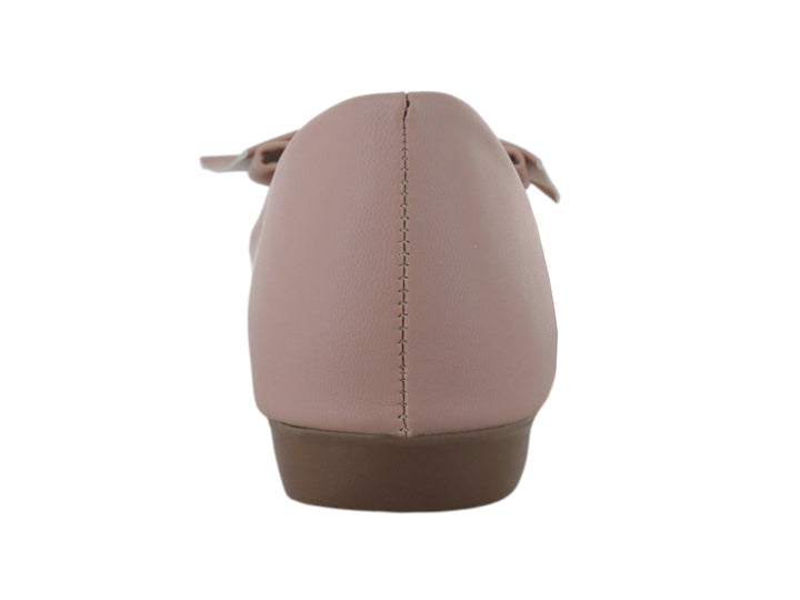 Zapato plano color beige con moño y hebilla dorada en la parte superior.