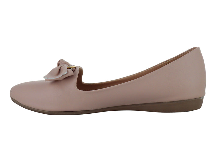 Zapato plano color beige con moño y hebilla dorada en la parte superior.