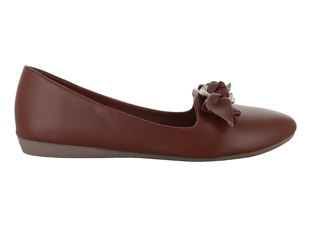 Zapato plano color camel para niña con detalle de moño y adornos brillantes en la parte superior.