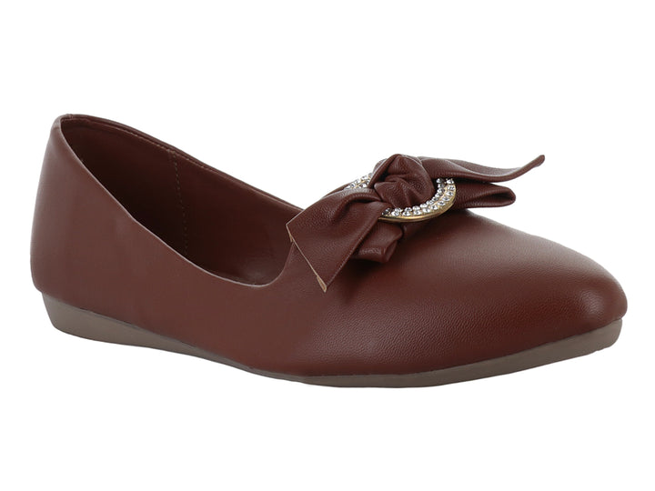Zapato plano color camel para niña con detalle de moño y adornos brillantes en la parte superior.