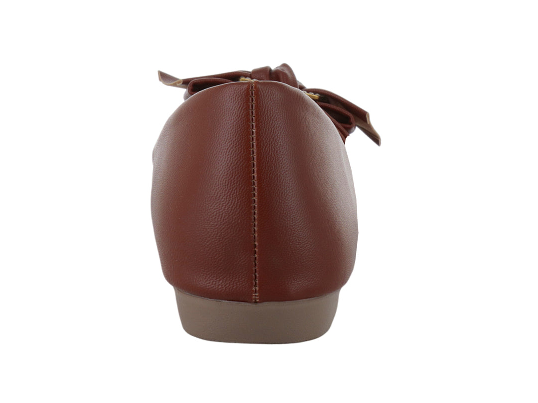 Zapato plano color camel para niña con detalle de moño y adornos brillantes en la parte superior.