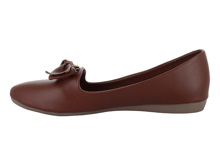 Zapato plano color camel para niña con detalle de moño y adornos brillantes en la parte superior.