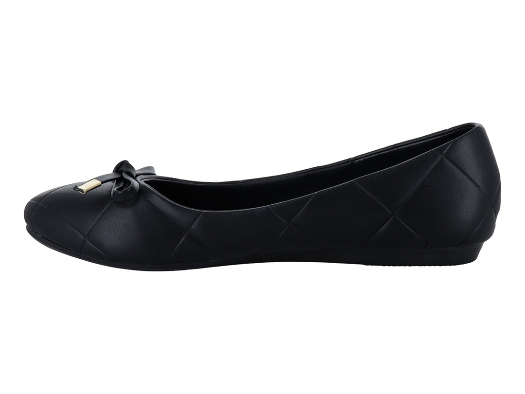 Zapato plano negro con diseño capitonado y moño con detalle dorado.