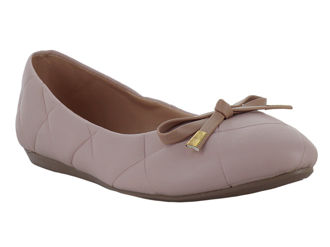 Zapato plano color maquillaje con textura capitonada y un moño decorativo con detalle dorado en la punta.