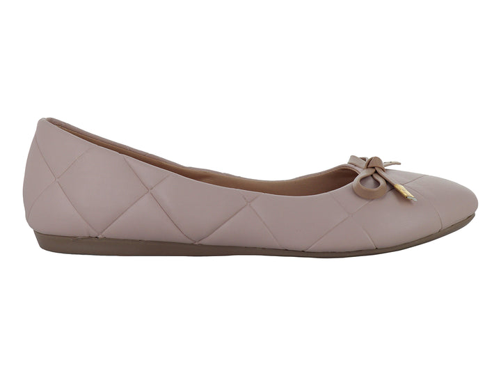 Zapato plano color maquillaje con textura capitonada y un moño decorativo con detalle dorado en la punta.