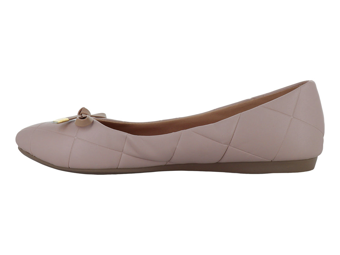 Zapato plano color maquillaje con textura capitonada y un moño decorativo con detalle dorado en la punta.
