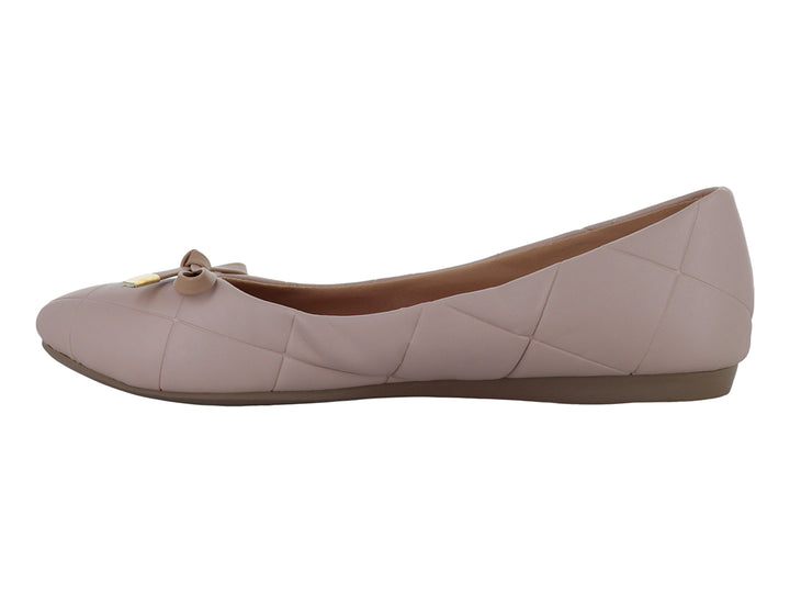 Zapato plano color maquillaje con textura capitonada y un moño decorativo con detalle dorado en la punta.