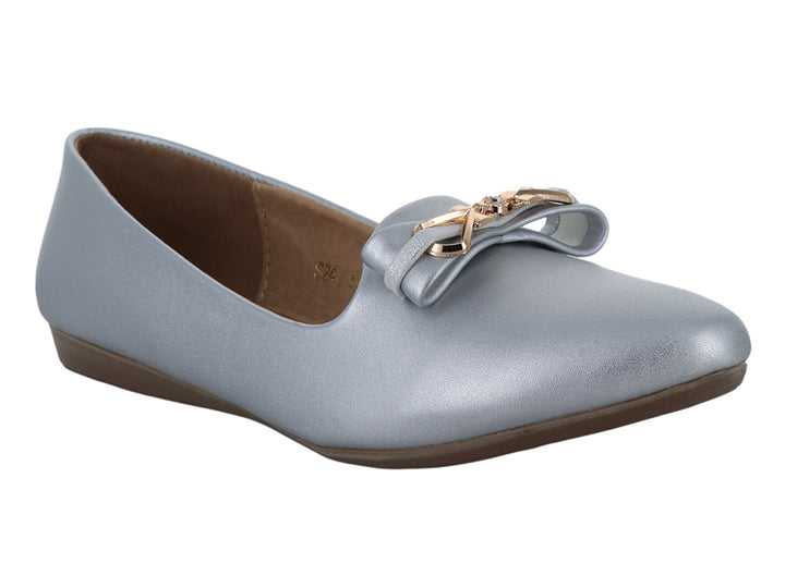 Zapato plano color plata con moño y detalle dorado en la parte superior.