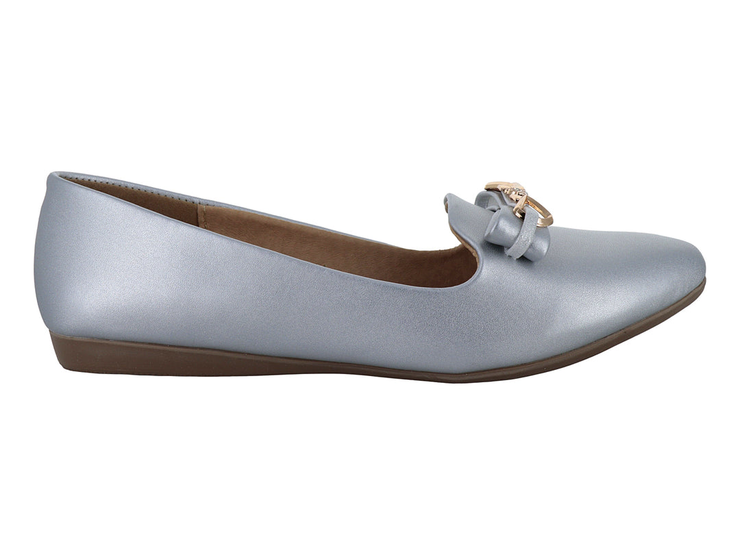 Zapato plano color plata con moño y detalle dorado en la parte superior.