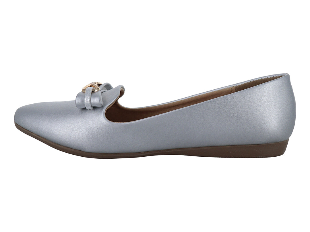 Zapato plano color plata con moño y detalle dorado en la parte superior.