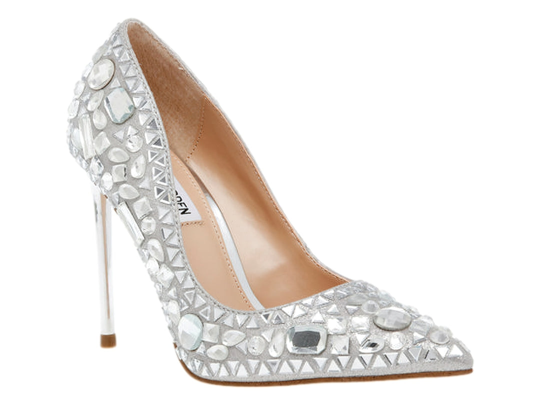 Zapato de tacón alto color plata con incrustaciones de cristales brillantes y punta fina.