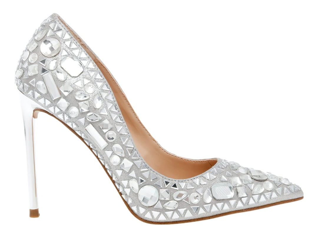 Zapato de tacón alto color plata con incrustaciones de cristales brillantes y punta fina.
