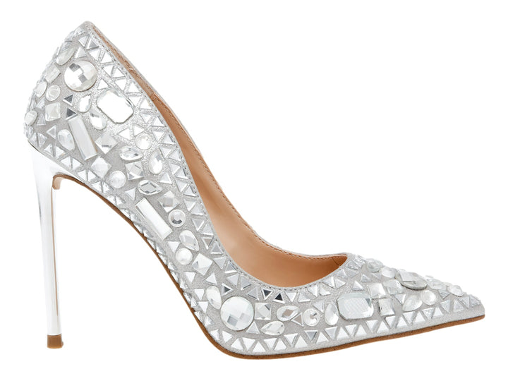 Zapato de tacón alto color plata con incrustaciones de cristales brillantes y punta fina.