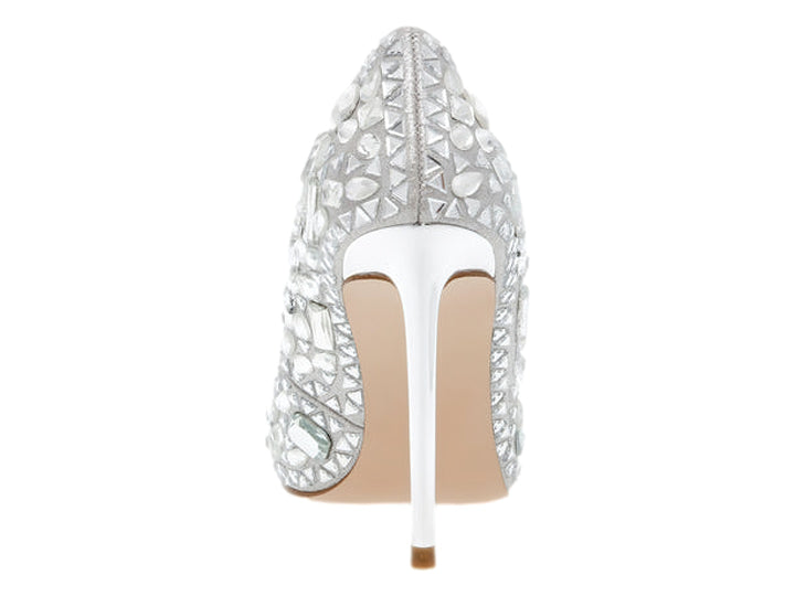 Zapato de tacón alto color plata con incrustaciones de cristales brillantes y punta fina.