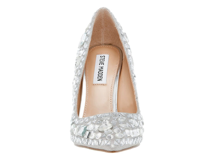 Zapato de tacón alto color plata con incrustaciones de cristales brillantes y punta fina.