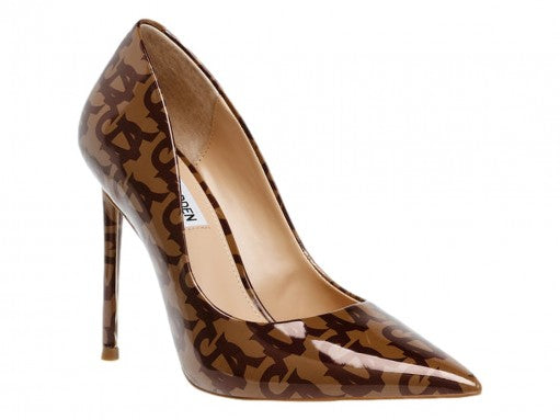 Zapato de tacón alto Steve Madden en color marrón y tan con estampado monograma y acabado brillante.