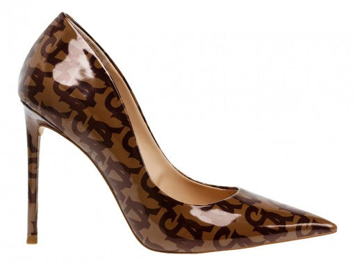 Zapato de tacón alto Steve Madden en color marrón y tan con estampado monograma y acabado brillante.